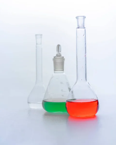 Photo Flacons Verre Laboratoire Avec Liquide Multicolore Isolé Sur Blanc — Photo