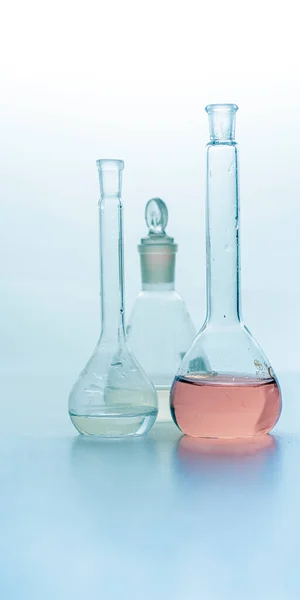 照片实验室玻璃瓶 装有五颜六色的液体 白色隔离 — 图库照片