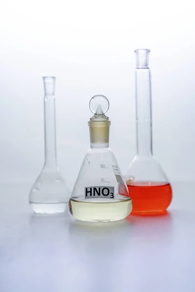 Photo Flacons Verre Laboratoire Avec Liquide Multicolore Isolé Sur Blanc — Photo