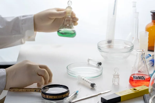 Sağlıklı Gıda Konsepti Laboratuvar Asistanının Eli Bir Test Tüpü Tutuyor — Stok fotoğraf
