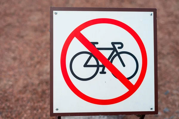 Segno di assenza di biciclette su una recinzione vicino a casa. — Foto Stock