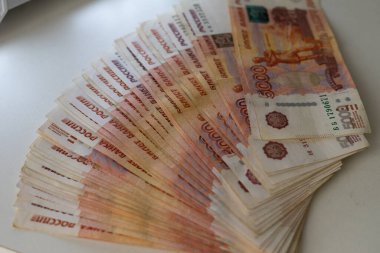 Beş bin Rus 'tan oluşan bir deste banknot.