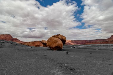 Bu kadar büyük kireçtaşı kayaları, Vermillion uçurumları, Page, AZ, ABD 'de arabalar küçük görünür. Kırmızı kayalar kayrak yüzeyde duruyor!