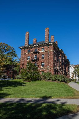 Tuğla akademik binası güneş alıyor! Her şey bozuldu.!