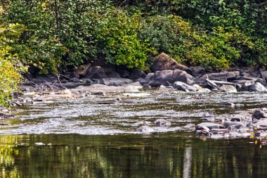 Akıntılar gümüş gibi parlıyor sabahın erken saatlerinde, Akıntı nehri, Thunder Bay, ON, Kanada