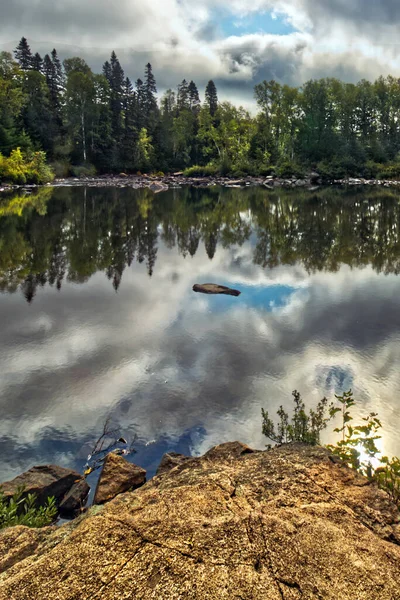 Cielo Azul Refleja Través Las Nubes Río Thunder Bay Canadá — Foto de Stock