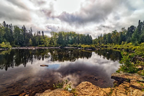 Akıntı Nehri Çağlayanlarının Yakınında Bulutlu Bir Sabah Thunder Bay Kanada — Stok fotoğraf