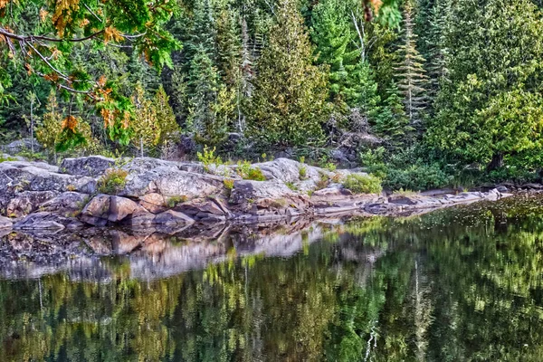 Reflecties Met Een Wazig Beeld Huidige Rivier Thunder Bay Canada — Stockfoto
