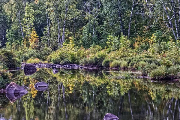 すべての岩には鏡があり 現在の川 サンダーベイ カナダ — ストック写真