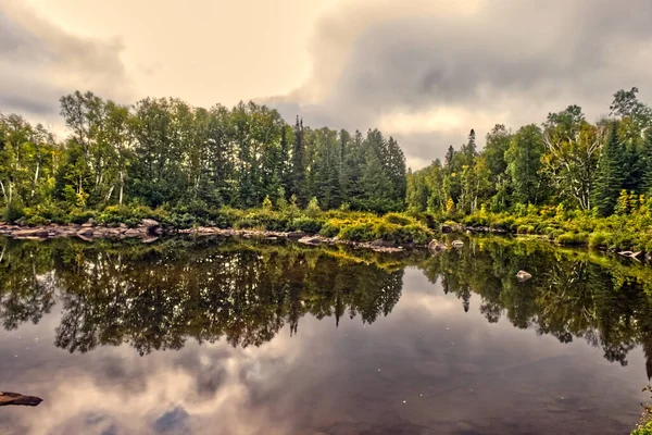カナダ サンダーベイ 静かな現在の川での一日休憩 — ストック写真