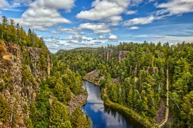 Thunder Bay, Ontario, Kanada aşağıdaki dereyle muhteşem Kanyon manzarası