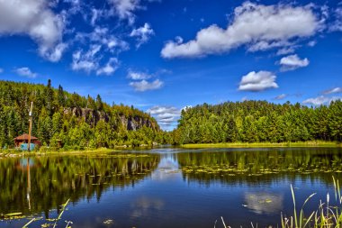 Thunder Bay, Ontario, Kanada üzerinde ortadan ikiye ayrılan dağlar.