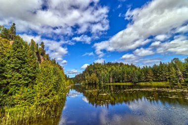 Göl manzarası ve kanyon manzarası - Thunder Bay, Ontario, Kanada