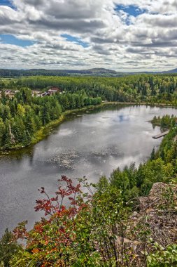 Dağın tepesinden güzel bir göl manzarası - Thunder Bay, Ontario, Kanada
