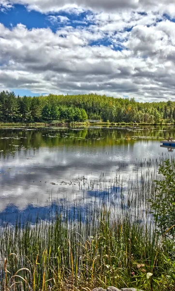 Nuvens Suas Reflexões Assumem Cena Lago Entre Cânion Thunder Bay — Fotografia de Stock