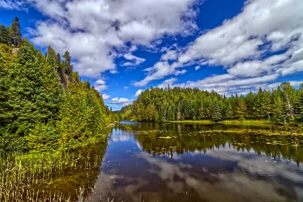 空と雲を反映した壮大な湖 サンダーベイ オンタリオ州 カナダ — ストック写真