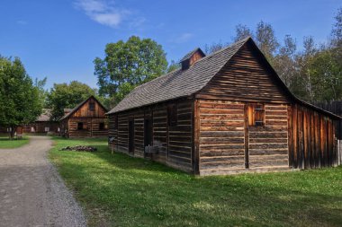Güzel ahşap yapılar Öğleden sonra güneşi, Fort William, Thunder Bay, Ontario, Kanada