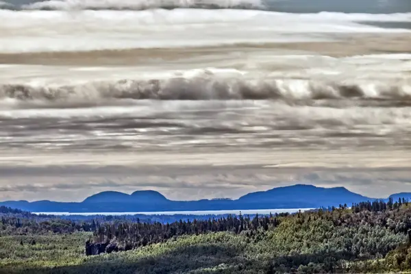 Ouimet Kanyonu, Thunder Bay, On, Kanada üzerinde kilometrelerce uzakta kara bulutlar oluşur.