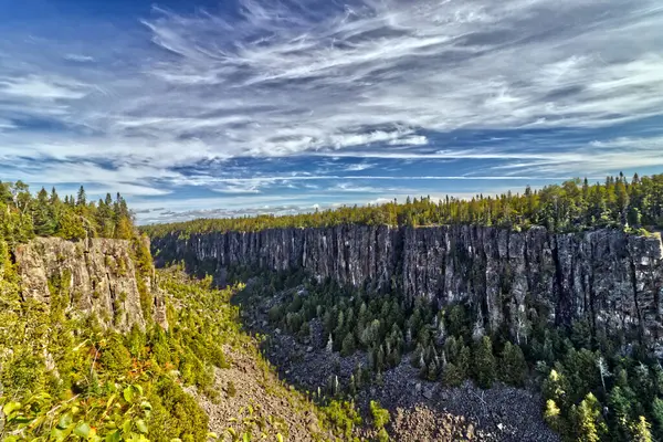 Bulutlar dev kanyonu selamlıyor - Ouimet Kanyonu, Thunder Bay, on, Canada