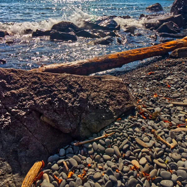 Vagues Écrasant Près Plage Galets Lac Supérieur Sleeping Giant Thunder — Photo