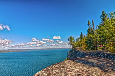 Gök Gürültüsü Koyu ve çevresi gölün diğer ucunda - SG PP, Thunder Bay, Ontario, Kanada