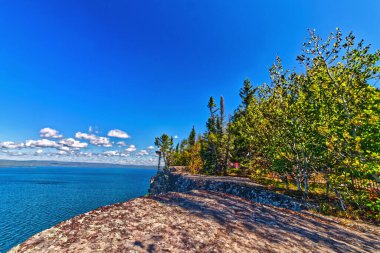 SG PP, Thunder Bay, Ontario, Kanada yakınlarında ormanların büyüdüğü katı bir kaya.