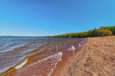 Güvercinler dinleniyor öğleden sonra gölün kenarında - SG PP, Thunder Bay, Ontario, Kanada