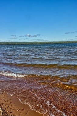 Kara, su, bitki örtüsü, göl kenarında bulut ve gökyüzü - SG PP, Thunder Bay, Ontario, Kanada
