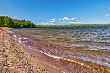 Kızıl toprak nedeniyle gölün alışılmadık renkleri - SG PP, Thunder Bay, Ontario, Kanada