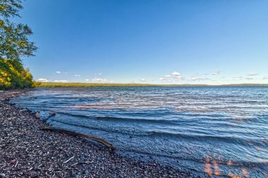 Mavi sularda süzülen kırmızı güneş ışığı - SG PP, Thunder Bay, Ontario, Kanada