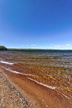 Bulutlar ufuktaki gölün üzerinde süzülüyor - SG PP, Thunder Bay, Ontario, Kanada