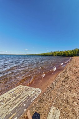 Dalgalar mükemmel bir uyum içinde kıyıya vuruyor - SG PP, Thunder Bay, Ontario, Kanada