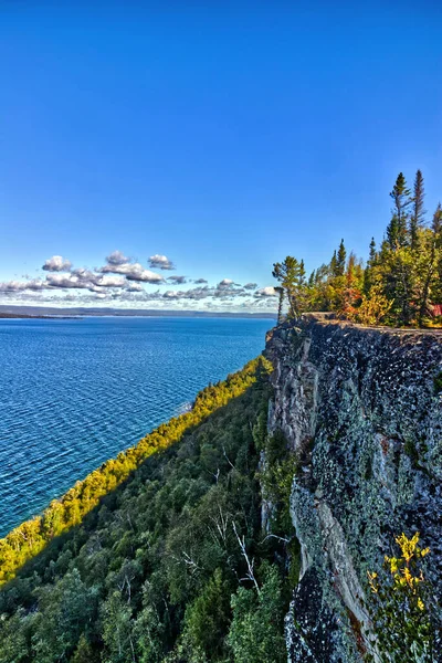 Величезні Скелі Лісами Дні Озера Поруч Найбільшим Світі Озером Тандер — стокове фото