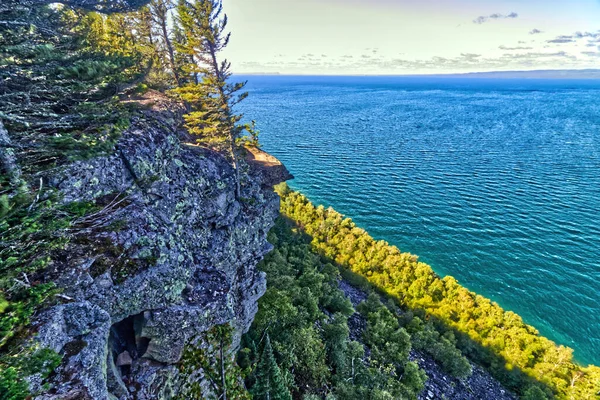 SG PP, Thunder Bay, Ontario, Kanada 'daki güneş ışığının yanındaki orman.