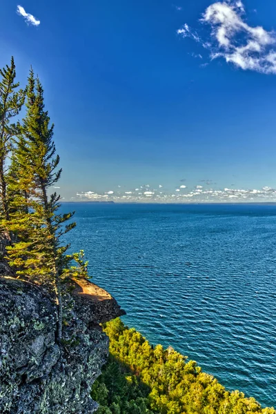 Ormanlar ve ağaçlar, Superior Gölü 'nün yanındaki dik yamaçları süsler - SG PP, Thunder Bay, Ontario, Kanada