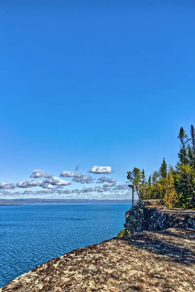 Cielo Limpido Con Solo Poche Nuvole Sopra Acque Del Lago — Foto Stock