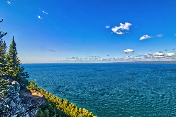 Güneş ve bulutlar Superior Gölü 'nde sihir yaratır - SG PP, Thunder Bay, Ontario, Kanada