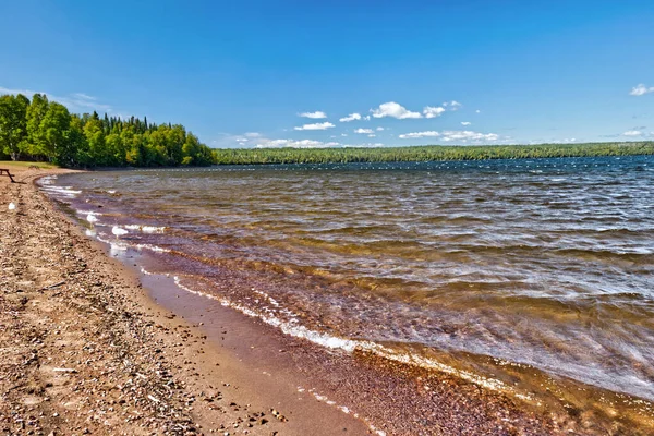 Kızıl toprak nedeniyle gölün alışılmadık renkleri - SG PP, Thunder Bay, Ontario, Kanada