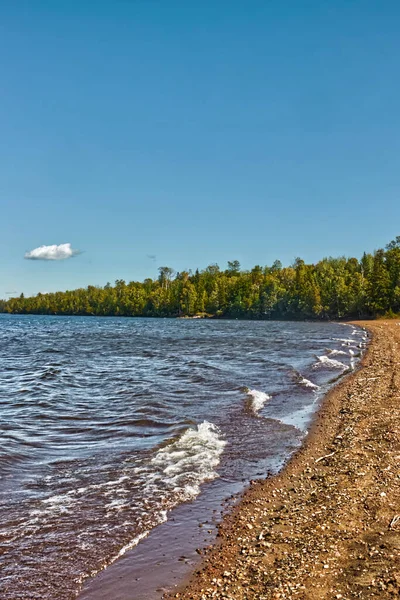 Marie Louise Gölü üzerinde süzülen yalnız bir bulut - SG PP, Thunder Bay, Ontario, Kanada