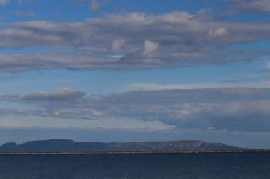 Gökyüzü ve bulutlar Uyuyan Dev Thunder Bay Marina, Ontario, Kanada 'ya hükmediyor.