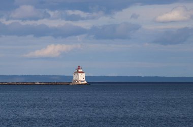 Büyük göllerin gemilerine rehberlik eden deniz fenerinde parlayan güneş Thunder Bay Marina, Ontario, Kanada