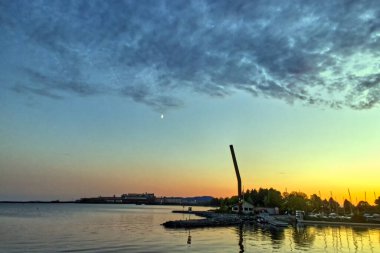 Ay, akşam gökyüzünün en parlak noktasıdır Thunder Bay Marina, Ontario, Kanada