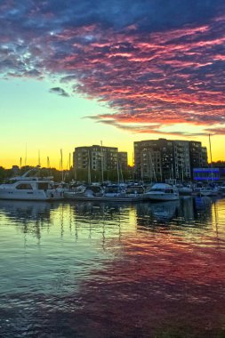 Superior Gölü 'ndeki kan - alacakaranlıktaki yansımalar - Thunder Bay Marina, Ontario, Kanada