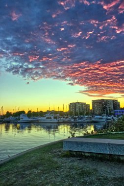 Gökyüzü alacakaranlıkta çok renkli parlıyor - Thunder Bay Marina, Ontario, Kanada