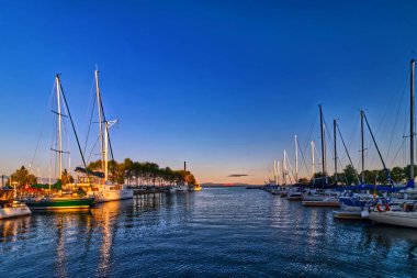 Akşam güneşinde marinanın ışıldayan suları - Thunder Bay Marina, Ontario, Kanada