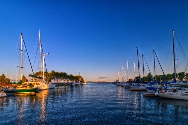 Marina arka planda tahıl gemisiyle birlikte görüldü - Thunder Bay Marina, Ontario, Kanada