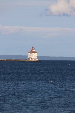 Derin suların ortasındaki deniz feneri Thunder Bay Marina, Ontario, Kanada