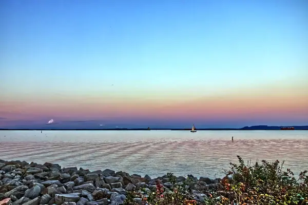 Cielo Rosado Reflejado Las Olas Agua Lago Superior Thunder Bay — Foto de Stock