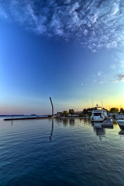 Lune Ciel Nuages Eau Oiseaux Crépuscule Marina Thunder Bay Ontario — Photo