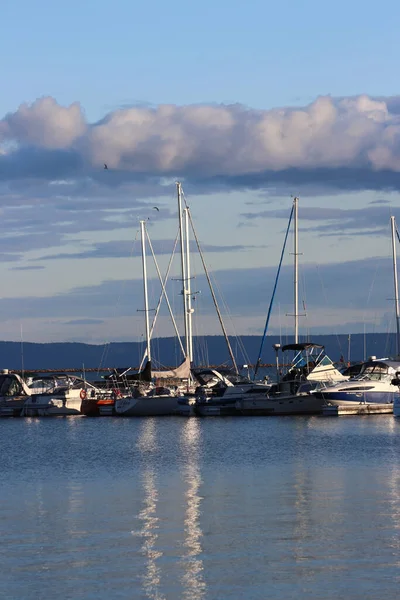 Piękne Widoki Przystań Ptakami Chmurami Wodą Łodziami Thunder Bay Marina — Zdjęcie stockowe